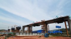 中铁二十一局集团：昌赣客专赣州段第二长桥将军塘特大桥中跨顺利