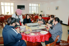 兴凯湖电业局：局职工食堂让员工吃上美味饺子