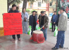图片新闻：牛儿庄采矿公司工会为一线职工送奖品鼓干劲