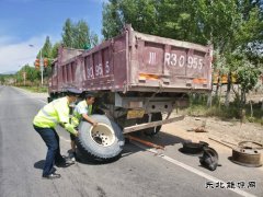 富蕴执法大队：我为群众办实事，热心帮助群众换轮胎