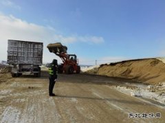 阿勒泰执法支队哈巴河执法大队：严寒中指挥交通，保障行车安全