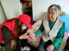 中心社区：团青志愿者陪独居老人共度元宵节