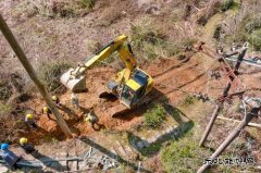 江西婺源：大雪压断线路 电力工人忙抢修