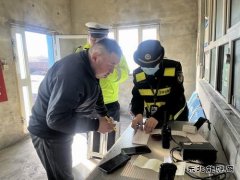 哈巴河执法大队：积极开展路警联合治超，确保公路安全