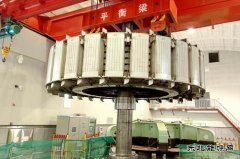 国网黑龙江水电总厂：镜泊湖发电厂4号机组改造工程转子顺利吊出