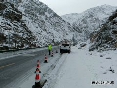 富蕴执法大队：游客车辆陷入雪窝 交通执法暖心救助